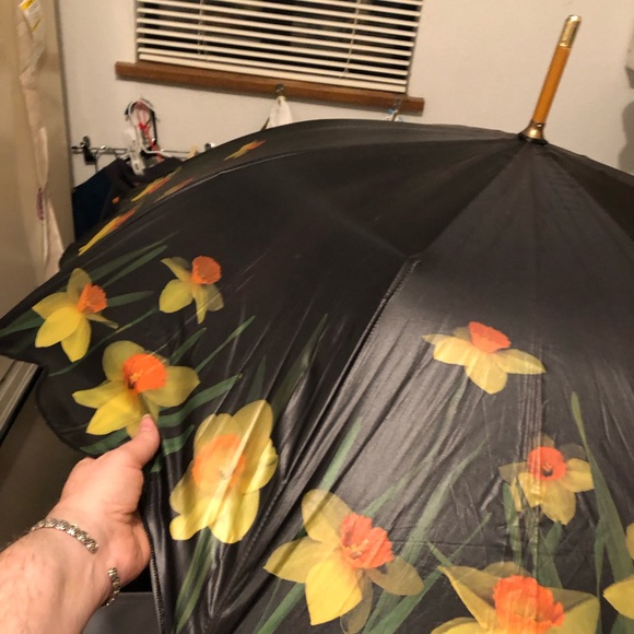 Vintage Daffodil Print Umbrella- 790 $35 or $30 w/offer - Picture 11 of 14